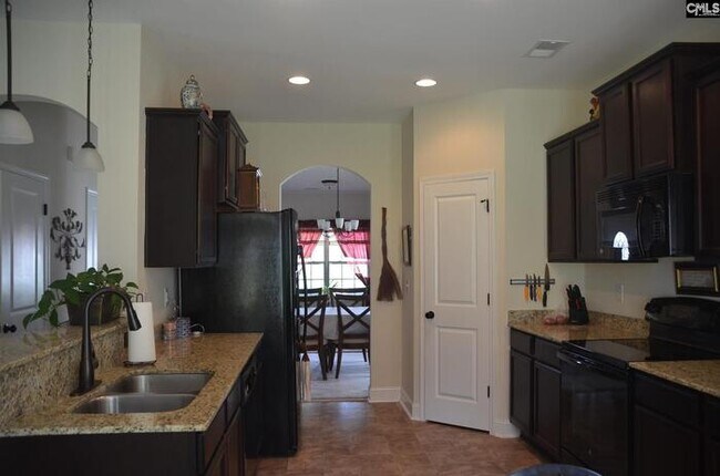 Building Photo - 414 Badminton Ct
