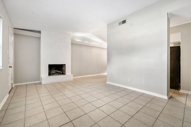 Building Photo - Newly Updated Duplex Unit- Application Fee...