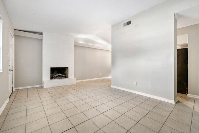 Foto del edificio - Newly Updated Duplex Unit- Application Fee...