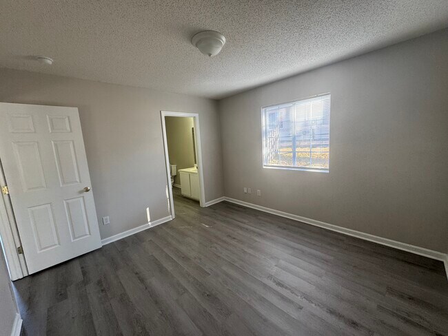 Foto del edificio - 2467 Stratford Lake Rd