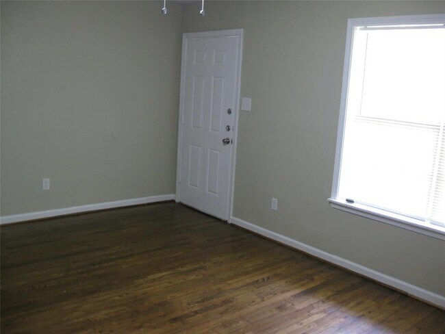 Foto del edificio - 3010 Oakdale St