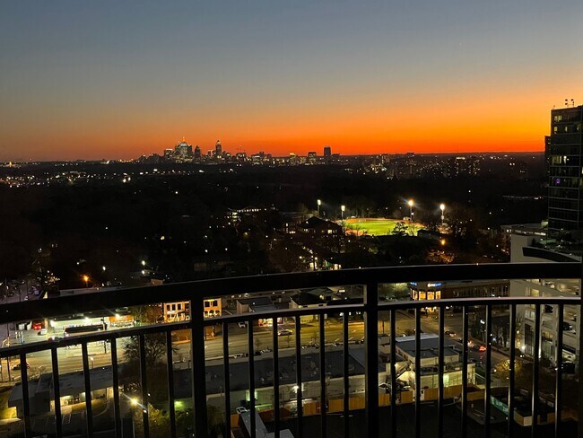 Foto del edificio - 325 E Paces Ferry Rd NE