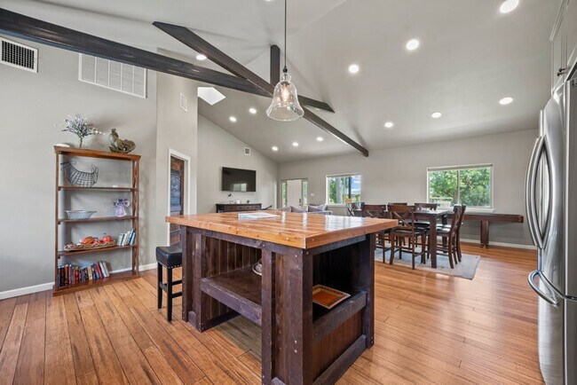 Foto del edificio - 1736 W Live Oak St