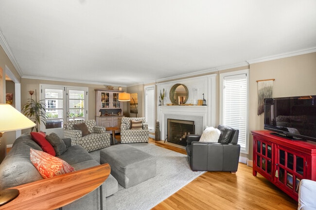 Living Room - 3715 Traynham Rd