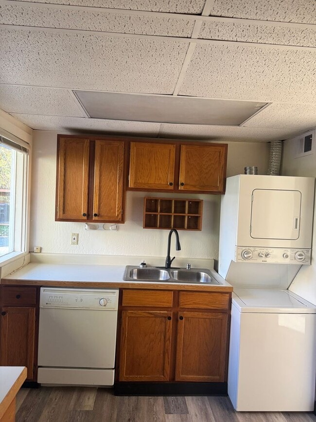 Building Photo - 1752 W 11th Ave