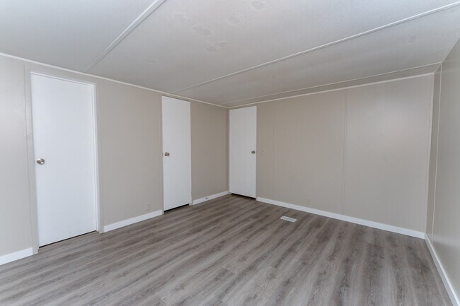 Building Photo - 9355 Lake Dr