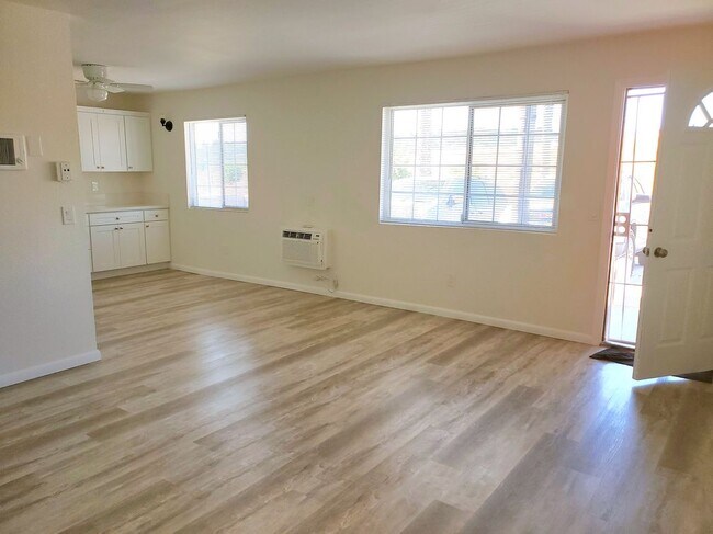 Foto del edificio - 9765 Dale Ave