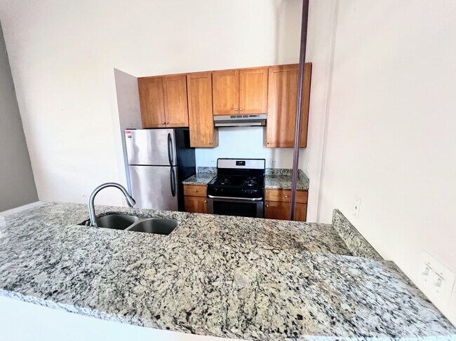 Building Photo - 2041 W North Ave