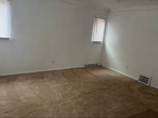 Foto del edificio - 2 bedroom located On the east side of town.