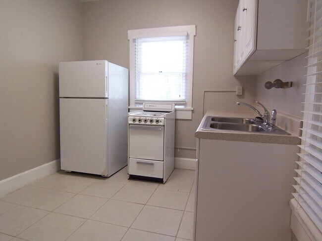 Building Photo - 1 Bed/1 Bath - Unit 6