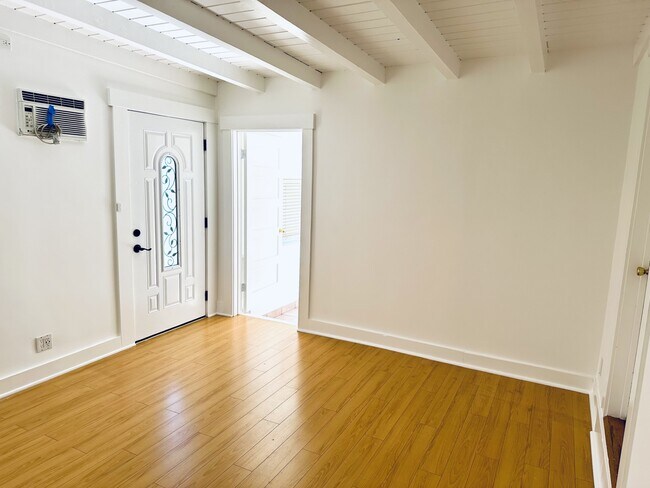 Foto del edificio - 7231 Vanalden Ave