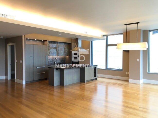 Building Photo - The Metropolitan, Pearl District's only 3b...