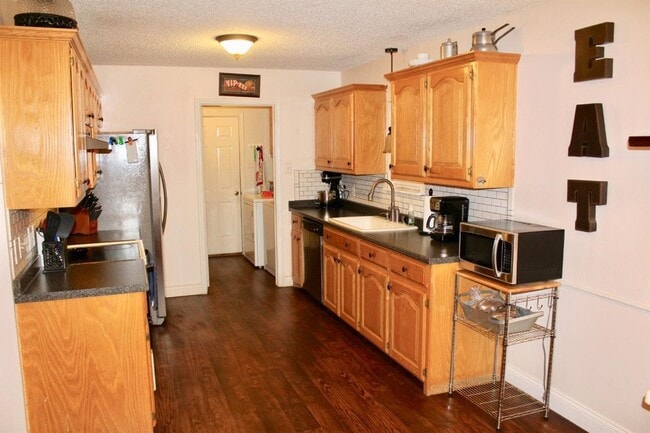 Building Photo - Available JULY 1st! Beautiful clean open concept home!