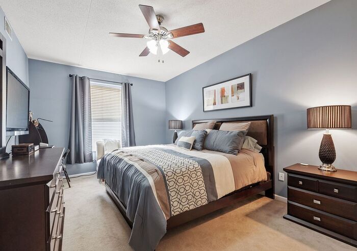 Foto principal - Bright & Spacious 2BR/2BA Condo with Cover...