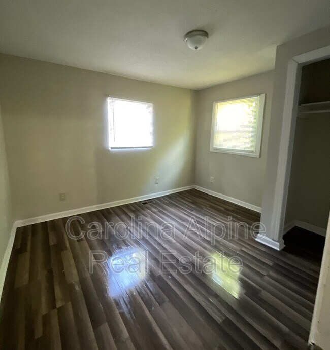 Foto del edificio - 17 Meadowview Ave SW
