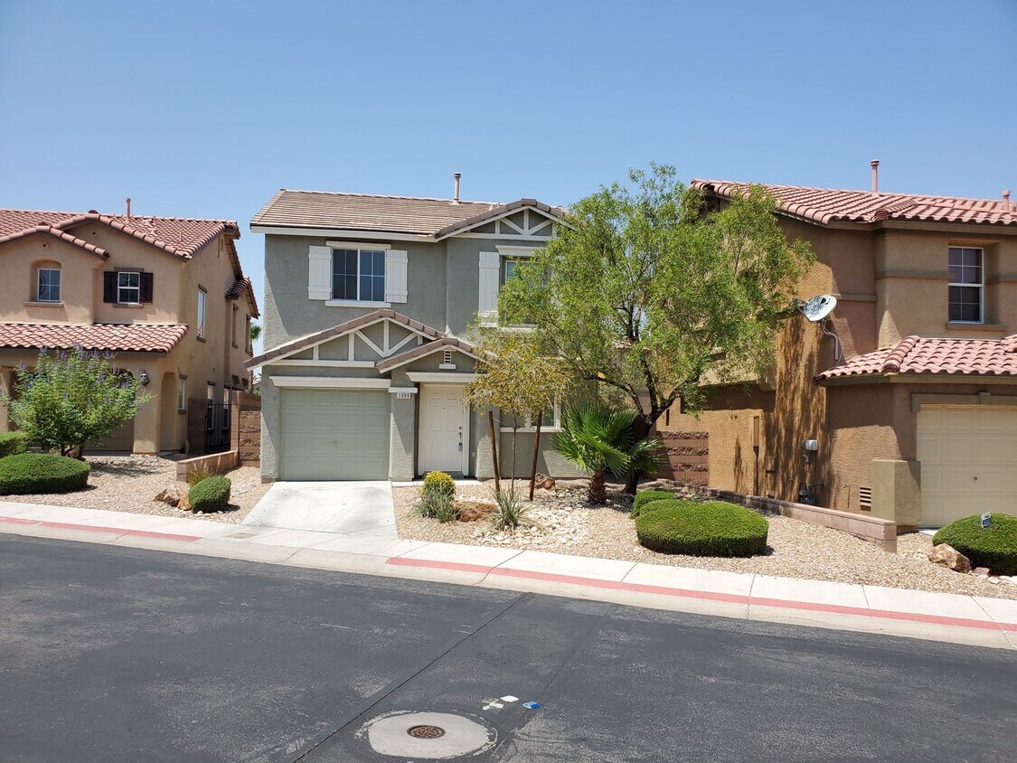 Foto principal - 4 Bed, 2 1/2 bath in Gated Community!!