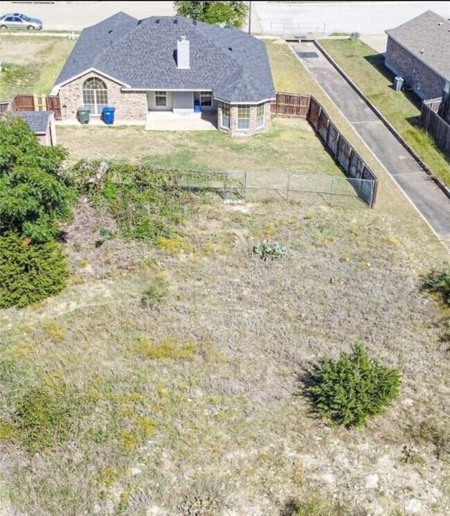 Building Photo - 2501 Lindsey Dr