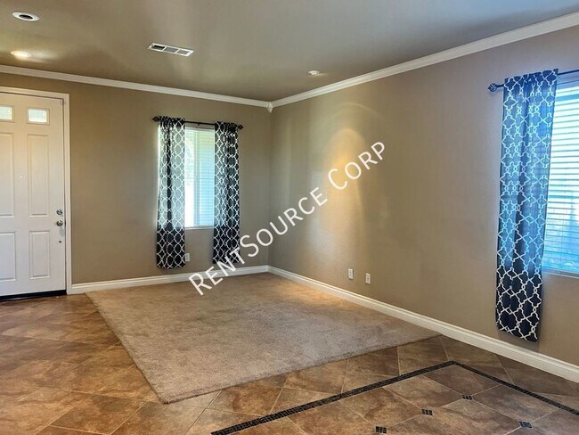 Building Photo - 4 Bedroom / 2.5 Bathroom House for Rent in...