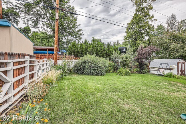 Foto del edificio - 3 br, 2 bath House - 425 Iris Avenue