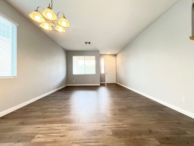 Foto del edificio - Spacious 4-Bed, 3-Bath Home with 3-Car Gar...