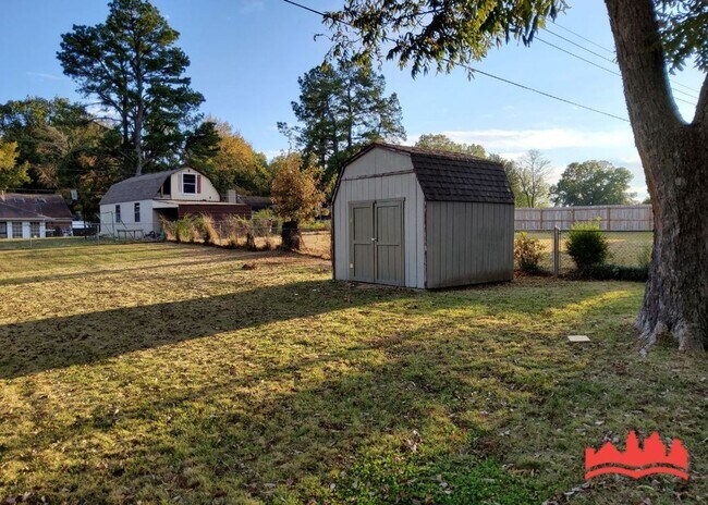 Foto del edificio - 5817 Lochmoor Ave