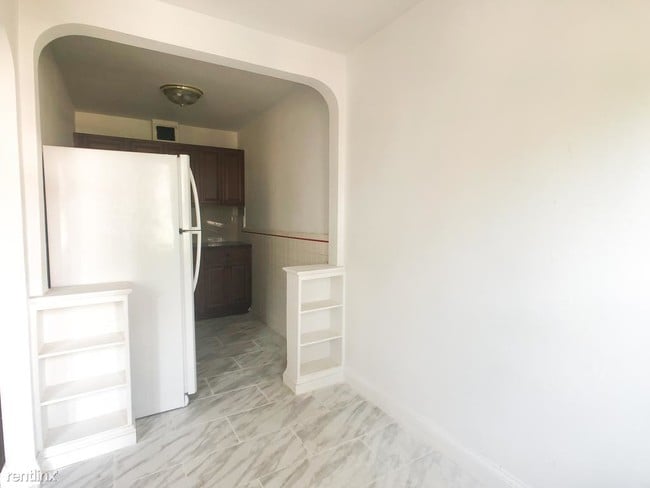Building Photo - 2 br, 1 bath Apartment - 105 St Laurence Rd