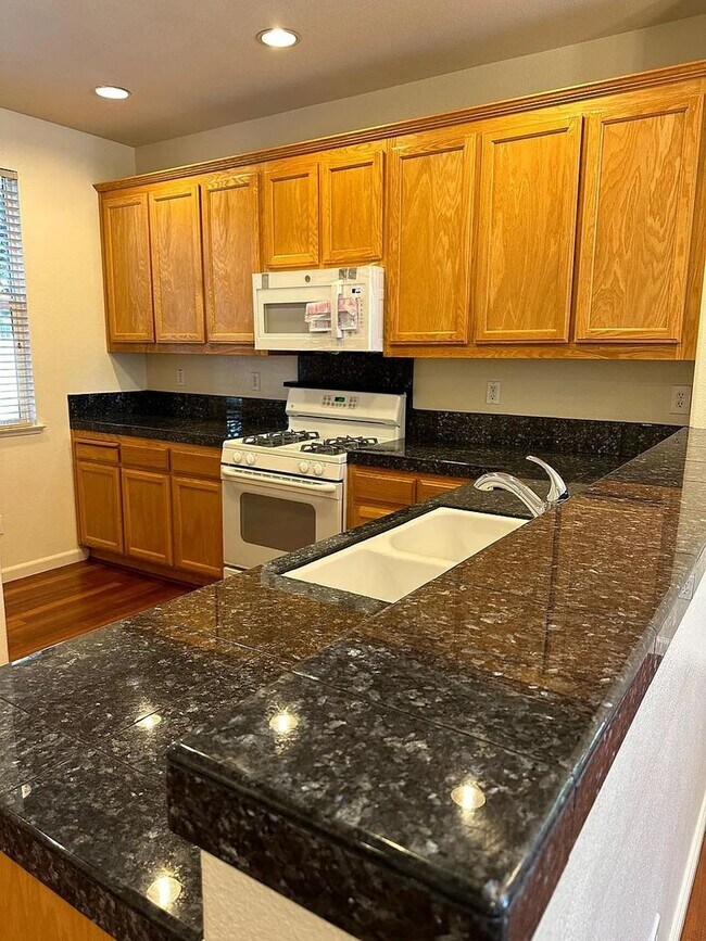 Foto del edificio - 3BR/2.5BA Oak Commons Home w/ Backyard & Community Pool & Park