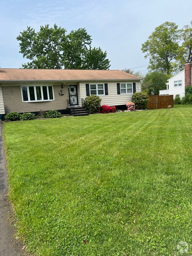 Building Photo - 323 Shingle Hill Rd