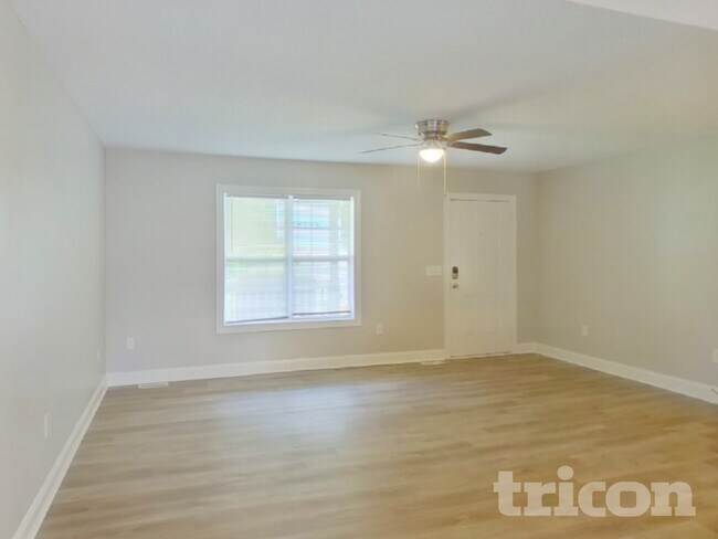 Building Photo - 423 Riverwalk Dr NW