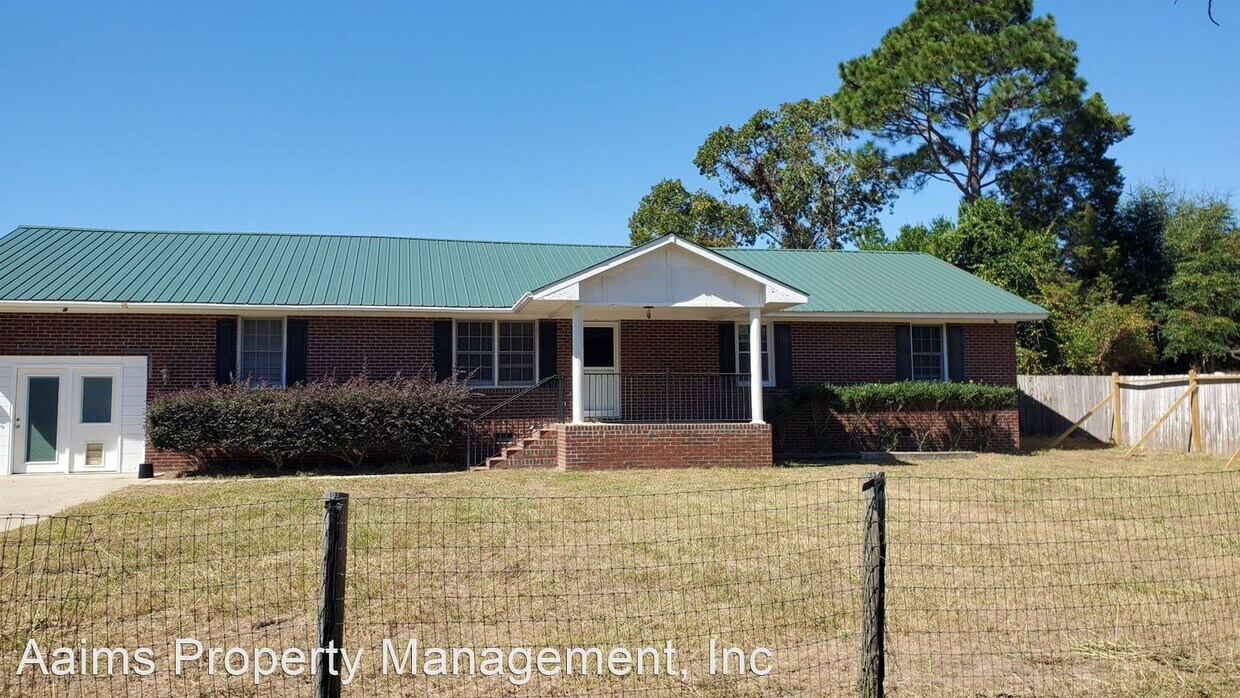 3 br, 1.5 bath House 2206 Redstone Drive House Rental in