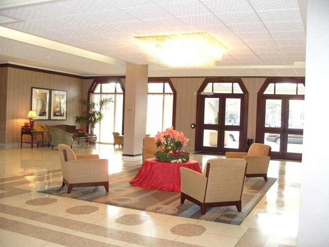 Lobby - 700 7th St SW