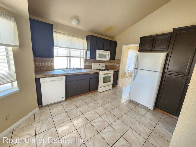 Building Photo - 2 br, 2 bath House - 7422 Kellogg Ave