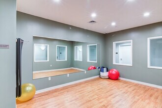 The Oaks on The Square photo'