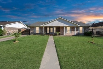 Building Photo - 9222 Sharpview Dr