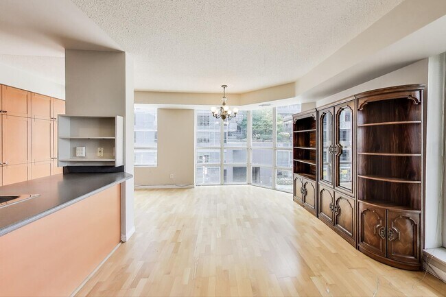 Photo du bâtiment - 1000 King St W
