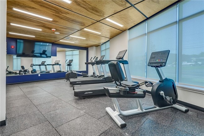 Building Photo - 160 School St