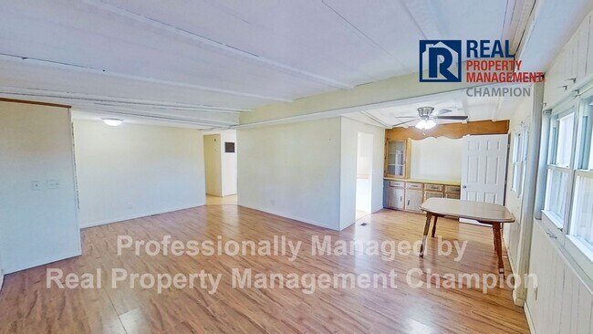 Foto del edificio - 3 BD/3 BA home just a few minutes drive to...