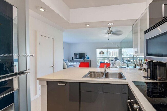 Building Photo - 400 Kings Point Dr