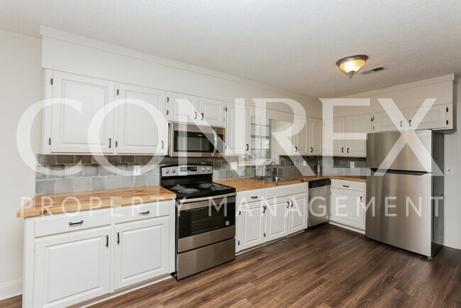 Foto del edificio - Lovely 4 Bedroom Home in Clinton with Spac...