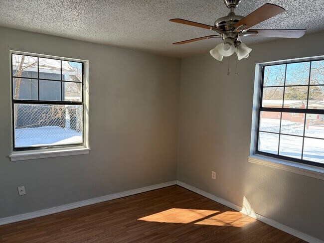 Foto del edificio - 2 Bed 1 Bath Stone Home in Del City