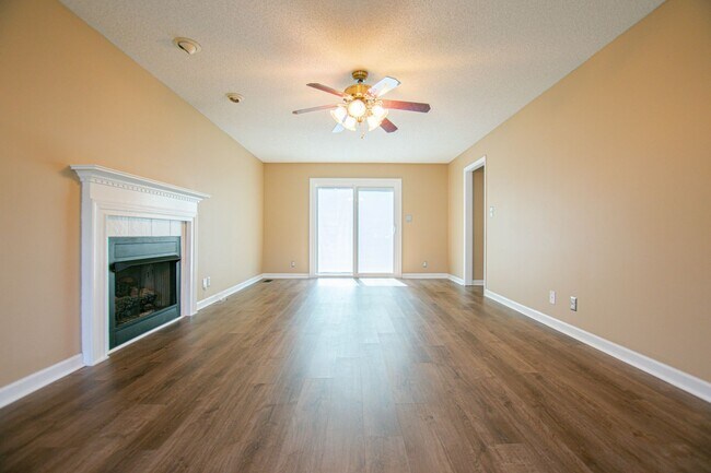 Building Photo - Pet Friendly Three Bedroom with Bonus!