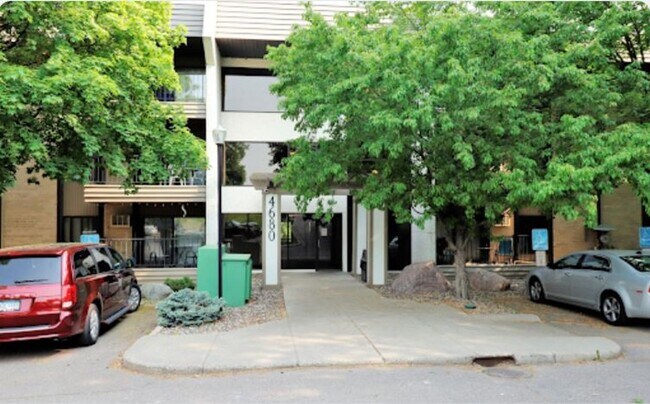 Foto del edificio - Modern Comfort in a Prime Location for $1,...