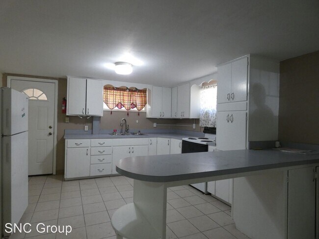 Foto del edificio - 3 br, 1 bath House - 327 1/2 E 5th St