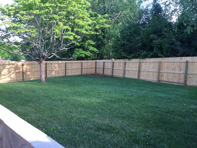 Foto del edificio - House in the Middle of Town - Privacy Fenced Backyard!