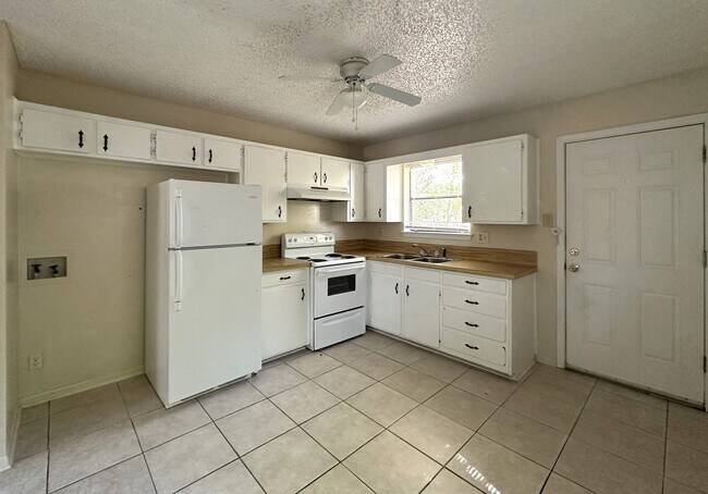Building Photo - 918 Dryden Ave