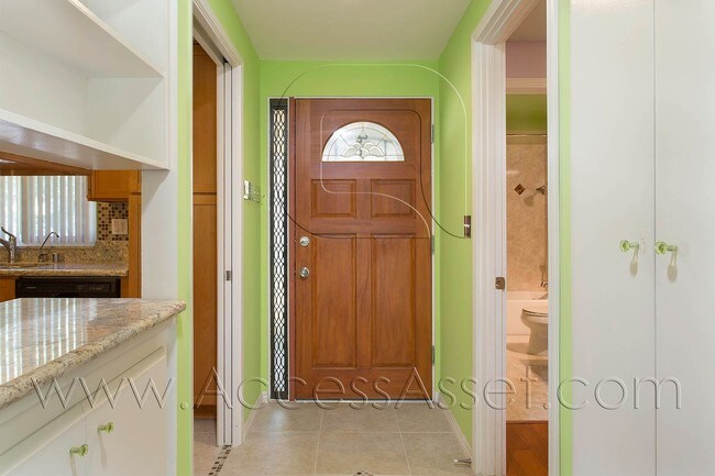 Building Photo - 933 Glencliff St