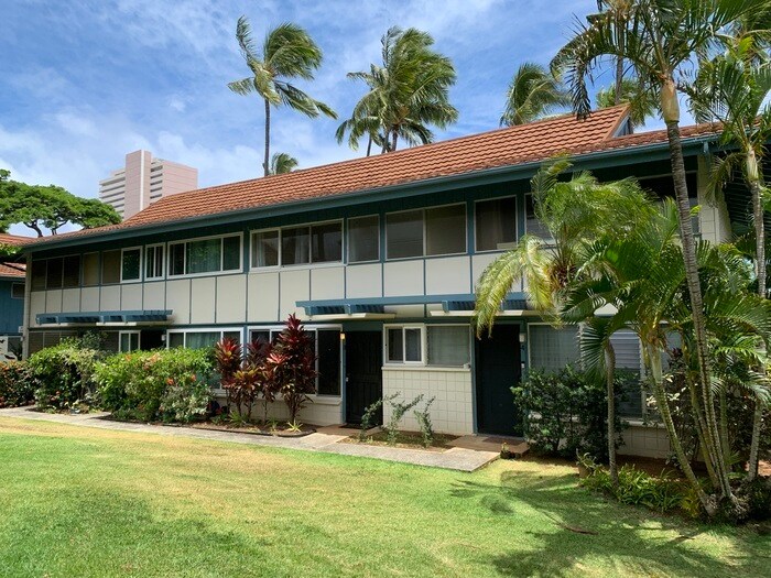 Close to the Kuono Marketplace at Kahala Townhome Rentals in Honolulu