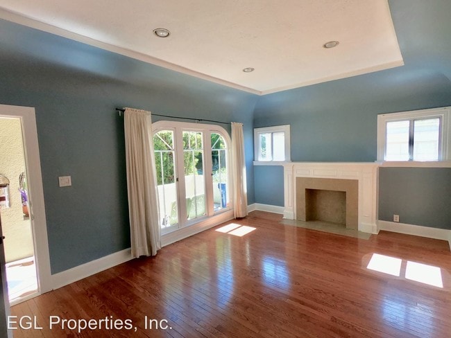 Building Photo - 1201 Poinsettia Dr