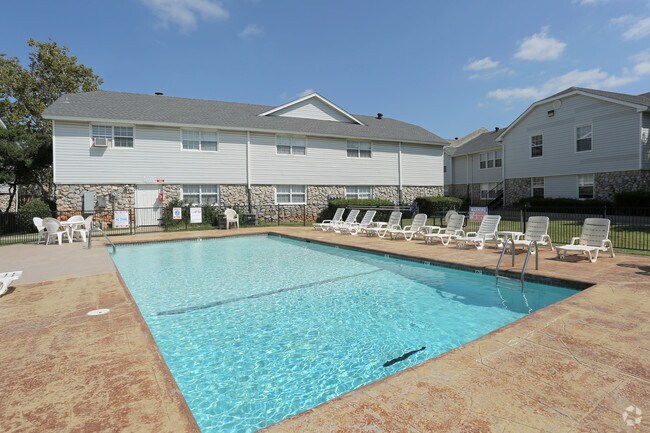 Piscina principal - Chevy Chase Apartments