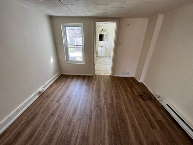 Foto del edificio - Two bedroom one bath w central air